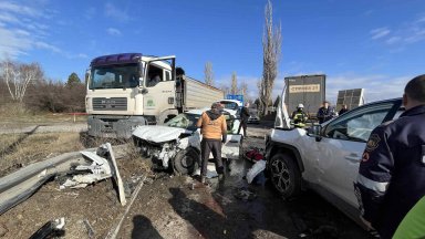 Верижна катастрофа с два тира и пет коли в столичния квартал "Суходол"