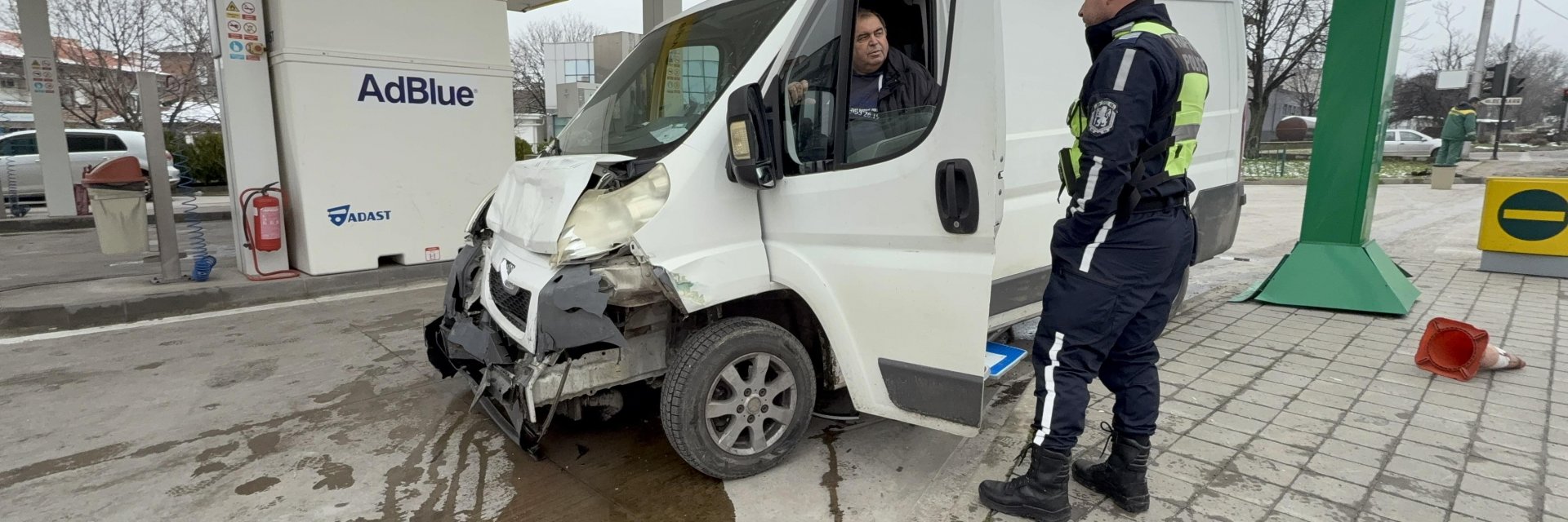 Шофьор изгуби контрол над буса си, блъсна пикап и спря на метри от бензинколонка в Хасково (снимки)
