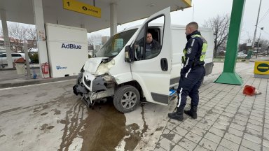 Шофьор изгуби контрол над буса си, блъсна пикап и спря на метри от бензинколонка в Хасково (снимки)