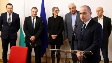 За първи път повече от един жп превозвач: Караджов подписа договорите с БДЖ и „Ивкони Експрес“