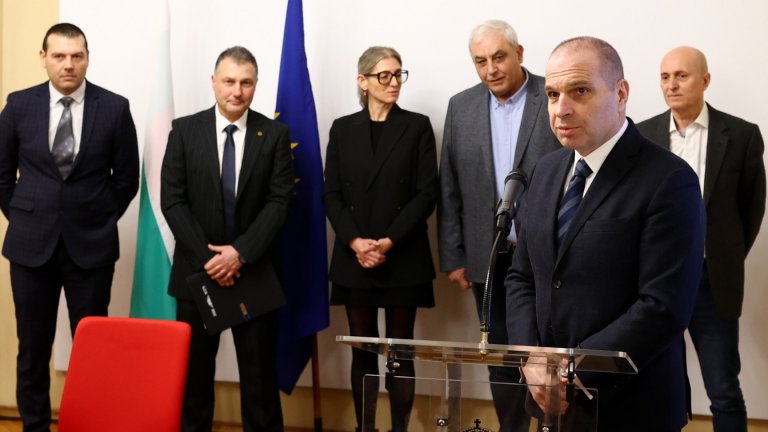 За първи път повече от един жп превозвач: Караджов подписа договорите с БДЖ и „Ивкони Експрес“