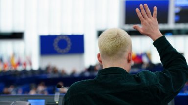 Европарламентът одобри заема от 90 милиарда евро за Украйна