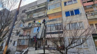 Рухнаха парапети на четири тераси на панелка в силистренско село