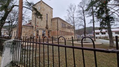 Регистрацията на училище "Космос" се оказа международна и МОН не може да я отнеме