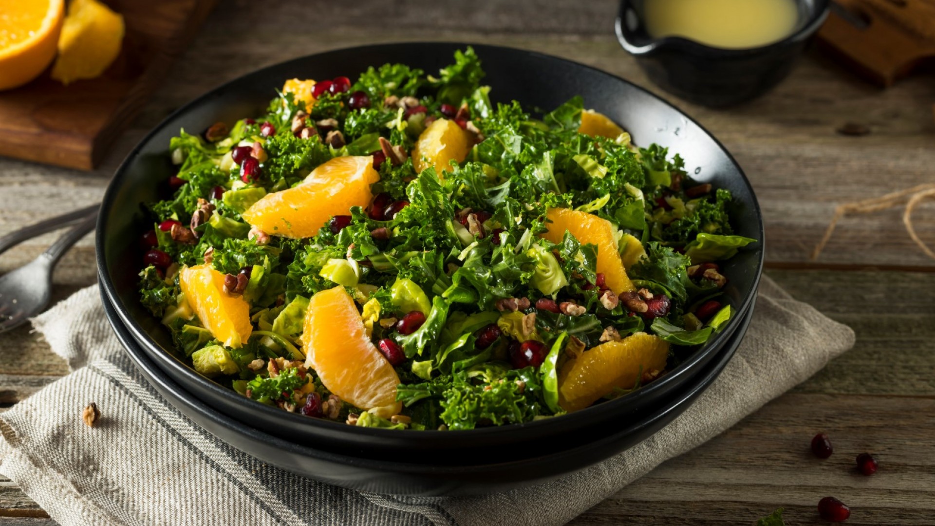 Зимна салата с брюкселско зеле, мандарини и ароматен дресинг