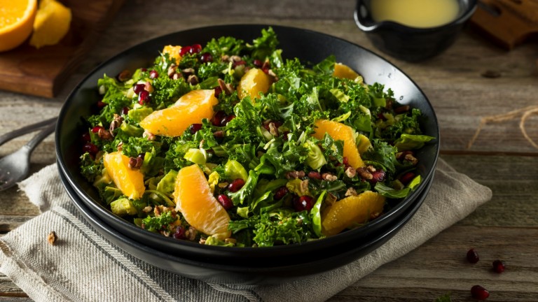 Зимна салата с брюкселско зеле, мандарини и ароматен дресинг