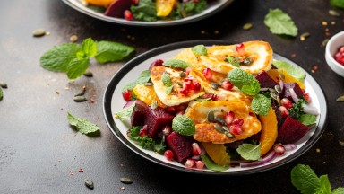 Цветна салата с рукола, червено цвекло, портокал и халуми