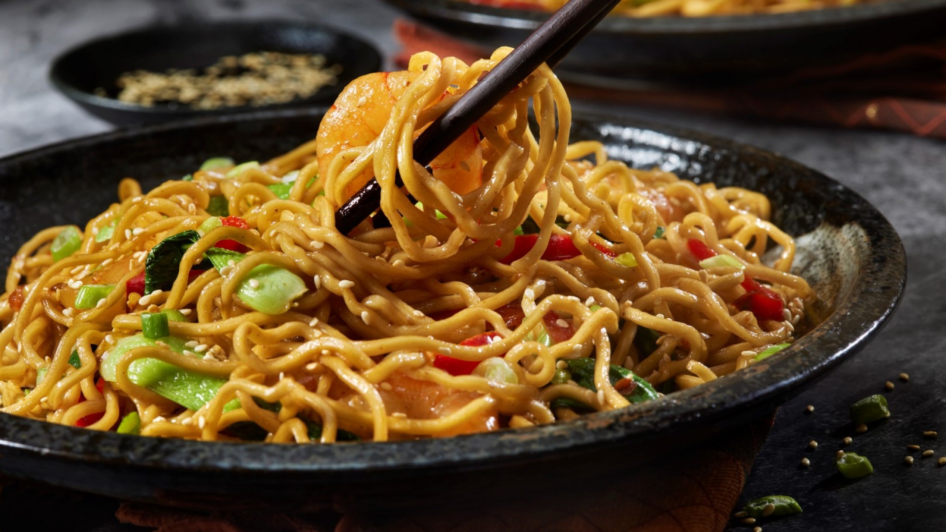 Пикантни азиатски нудли със скариди и зеленчуци