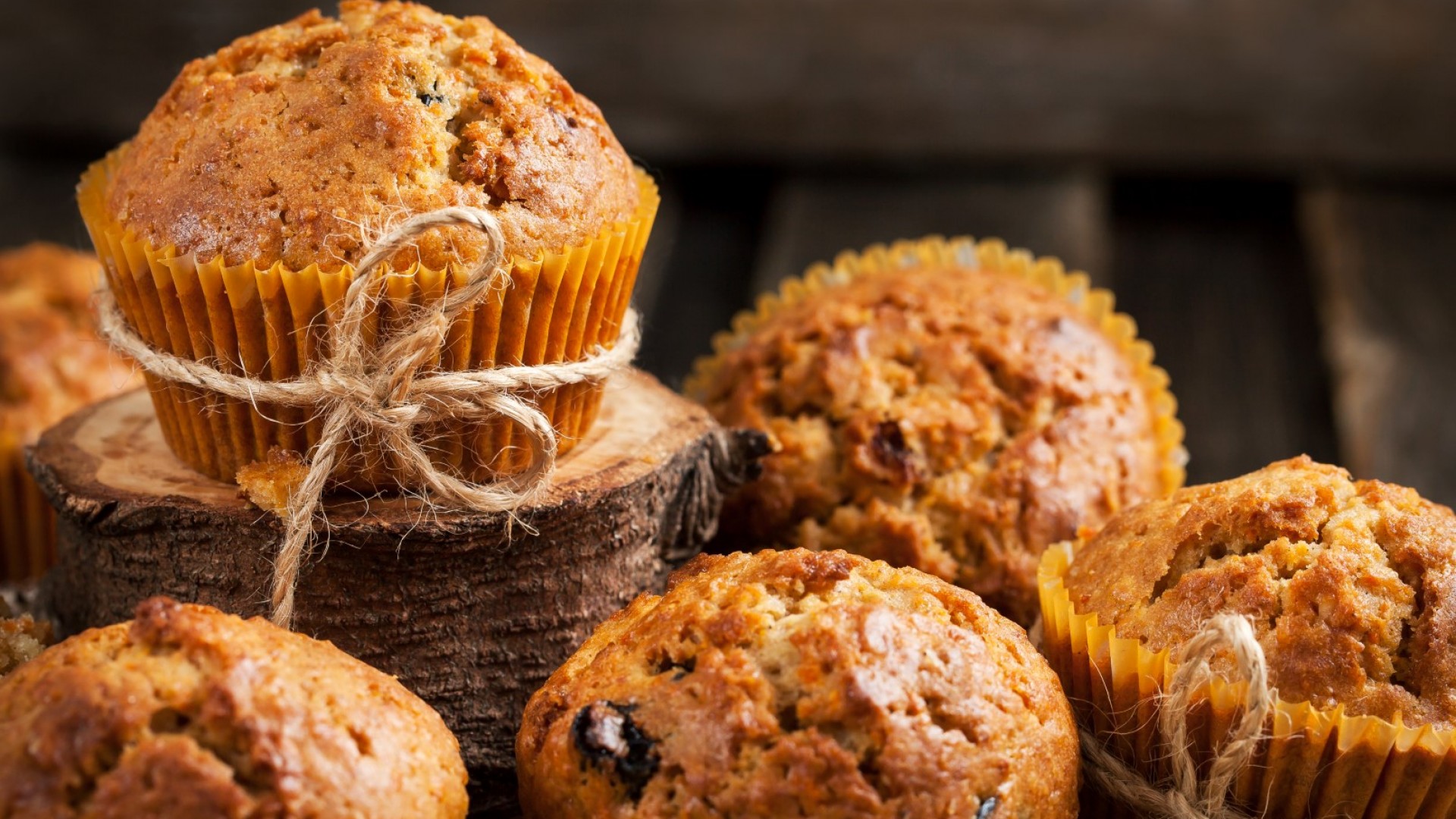 Мъфини с моркови, ябълки и стафиди