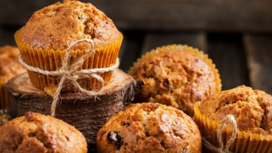 Мъфини с моркови, ябълки и стафиди