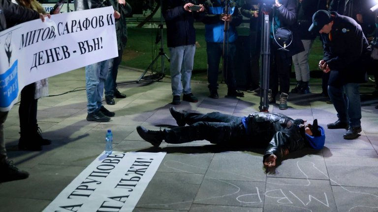 "Стига трупове, стига лъжи!": Протест пред МВР иска оставките на Митов и Сарафов (снимки)