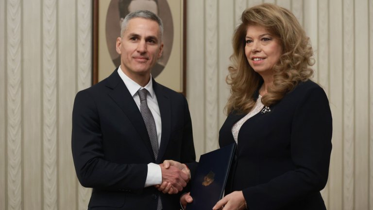 Йотова връчи на Гюров мандата за съставяне на служебно правителство