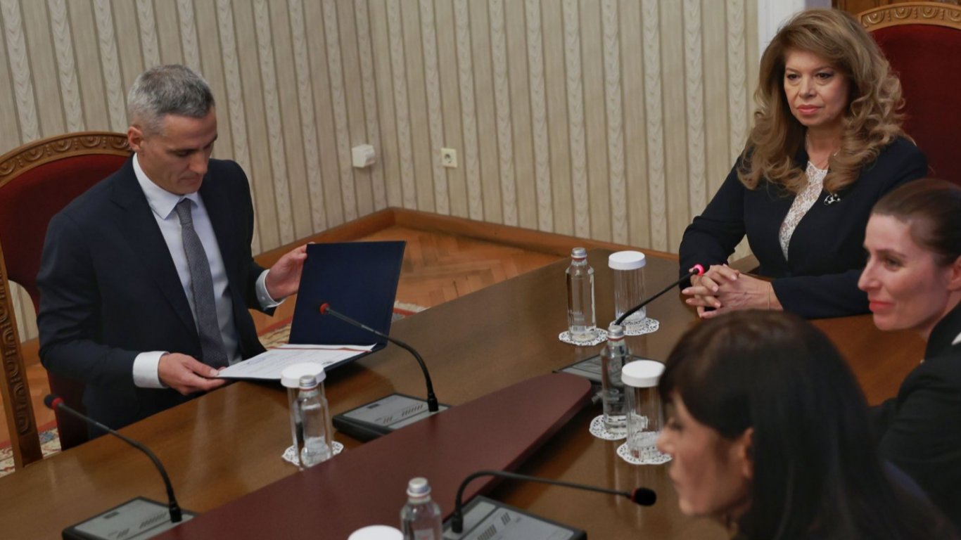 Йотова посреща утре Гюров в президентството със състава на служебния кабинет