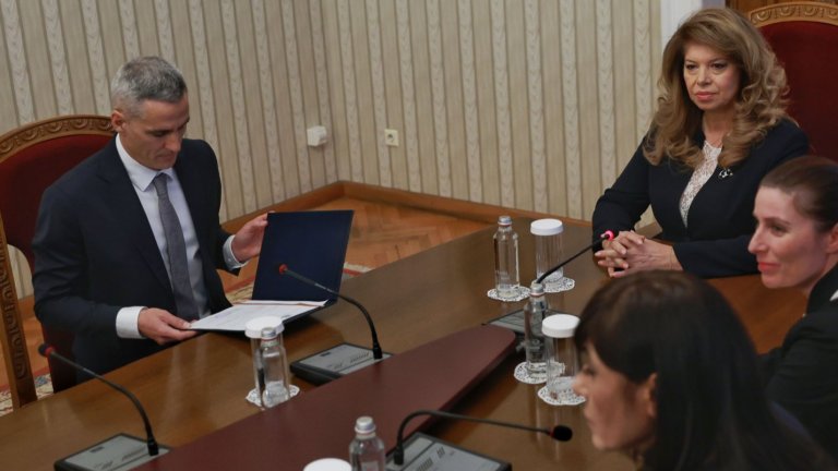Йотова посреща утре Гюров в президентството със състава на служебния кабинет