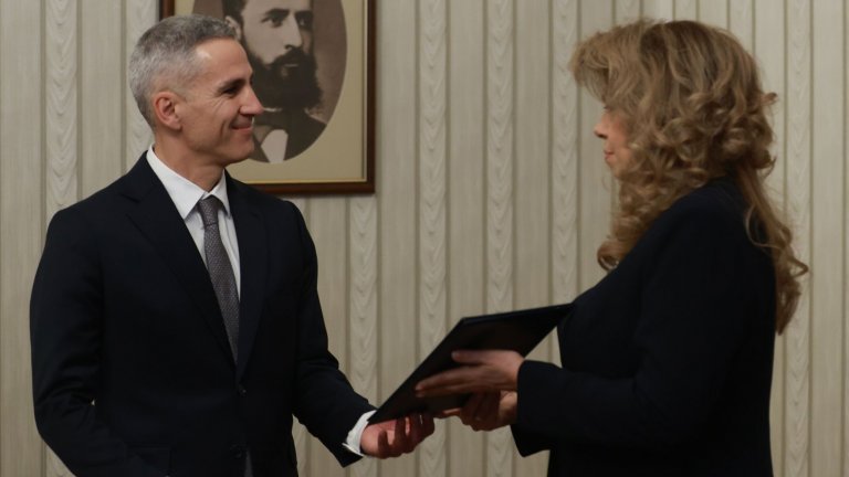 Андрей Гюров представя на Илияна Йотова предложенията си за служебни министри