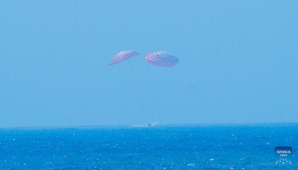 Корабът Mengzhou се приземява