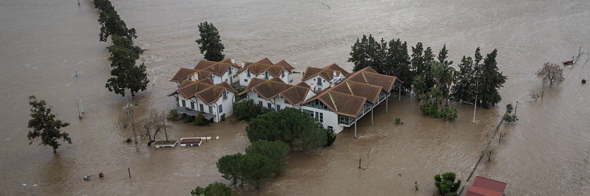 Скъсана дига, срутена магистрала и хиляди евакуирани след наводненията в Португалия (снимки)