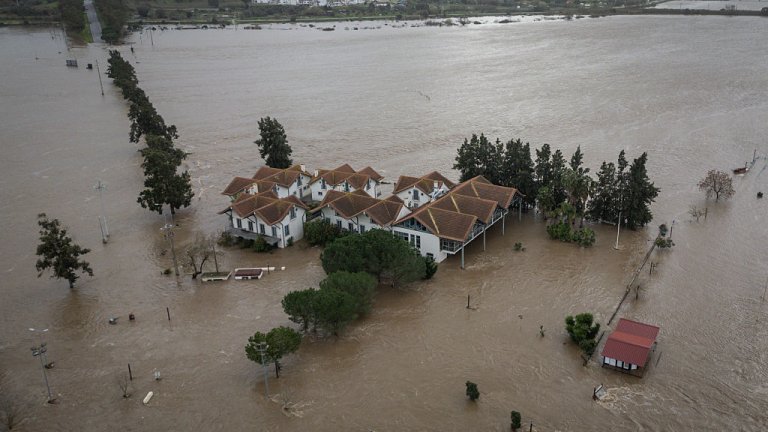 Скъсана дига, срутена магистрала и хиляди евакуирани след наводненията в Португалия (снимки)