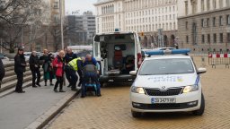 Възрастен мъж припадна пред БНБ след превалутиране