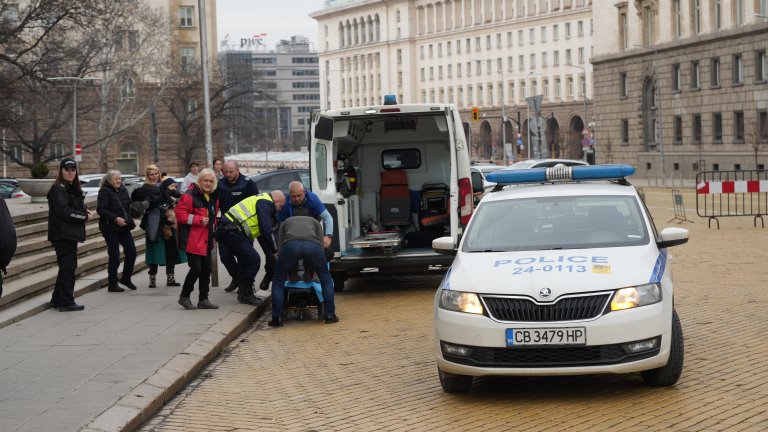 Възрастен мъж припадна пред БНБ след превалутиране