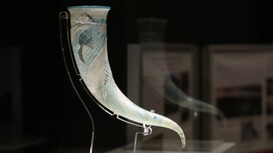 Оцветен стъклен ритон е сред акцентите в изложбата "Българска археология `2025"