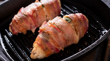 Беконът: Един сигурен метод за изключително сочни пилешки гърди