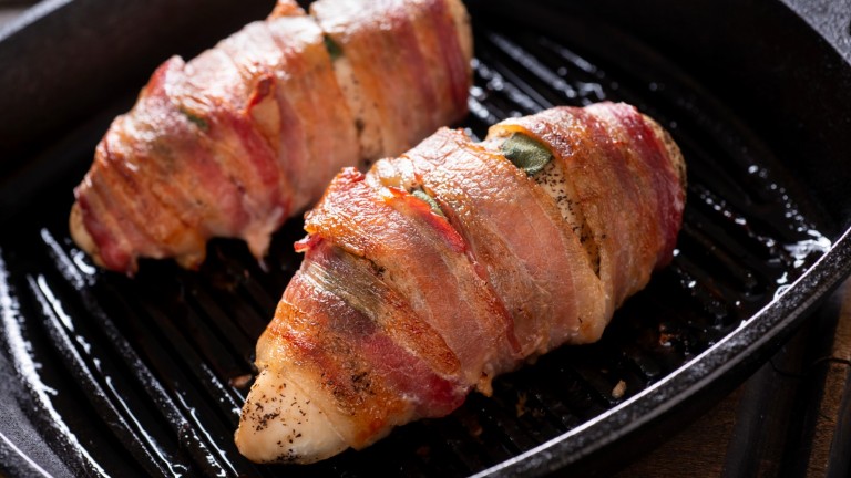 Беконът: Един сигурен метод за изключително сочни пилешки гърди