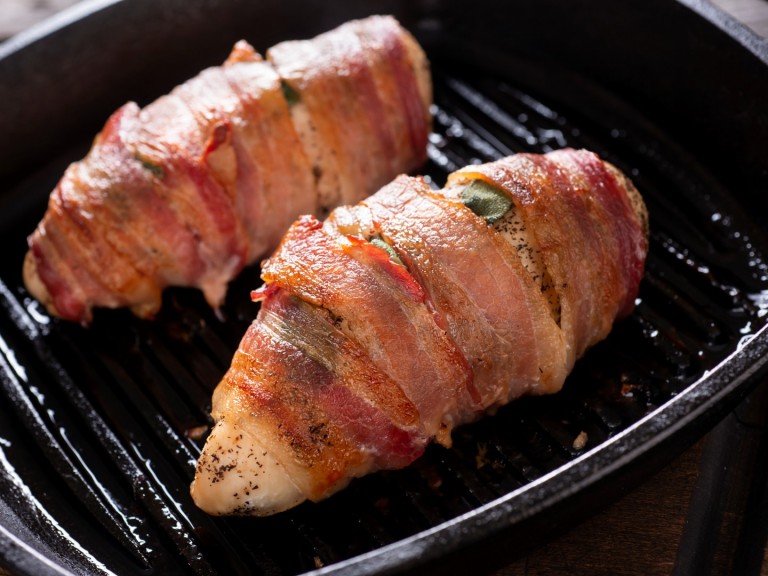 Беконът: Един сигурен метод за изключително сочни пилешки гърди