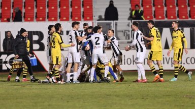 Локо удари "Ботев" в люто пловдивско дерби и затвори четворката за Купата