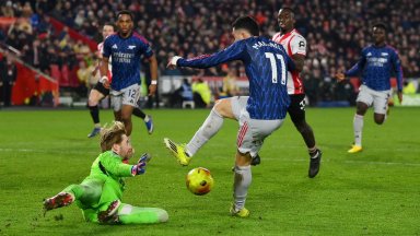 "Пчеличките" ужилиха шампионските амбиции на Арсенал, интригата за титлата е жива