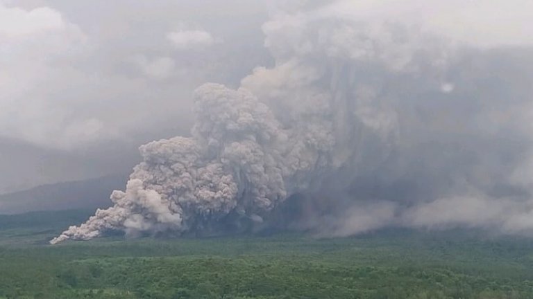 В Индонезия регистрираха три нови изригвания на вулкана Семеру, изхвърлил пепел на височина 4,7 километра