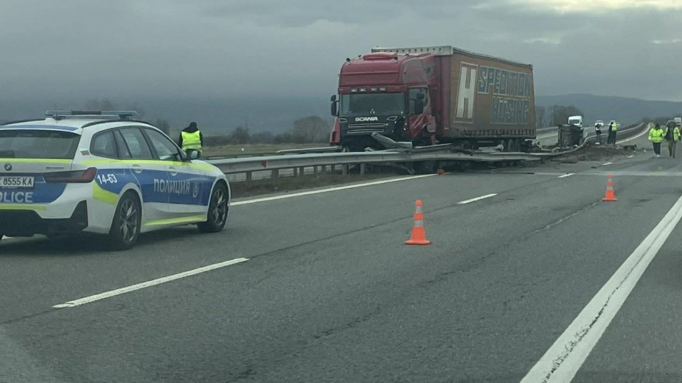 Сериозен пътен инцидент затрудни трафика по автомагистрала Струма в петък