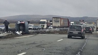 Тир помете кола на магистрала "Струма" преди разклона за Радомир