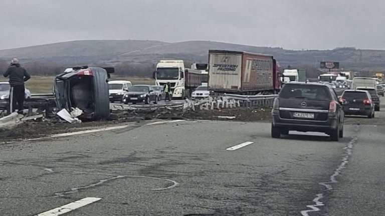Тир помете кола на магистрала "Струма" преди разклона за Радомир