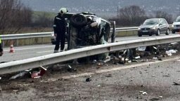 8 ранени при верижен сблъсък на 4 коли на АМ "Струма"