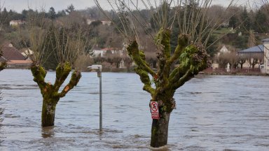 Бурята "Нилс" във Франция взе втора жертва (снимки)