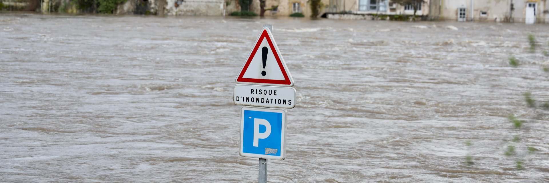 Бурята "Нилс" остави близо милион без ток във Франция и взе втора жертва (снимки)
