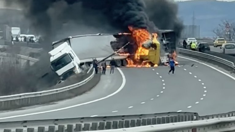 Катастрофа между два тира с пожар затвори Северната скоростна тангента (видео)