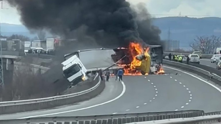 Катастрофа между два тира с пожар затвори Северната скоростна тангента (видео/снимки)