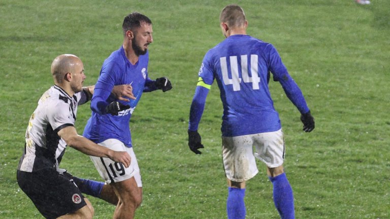 Локвите на "Коритото" не попречиха на Спартак и Локомотив за атрактивно реми