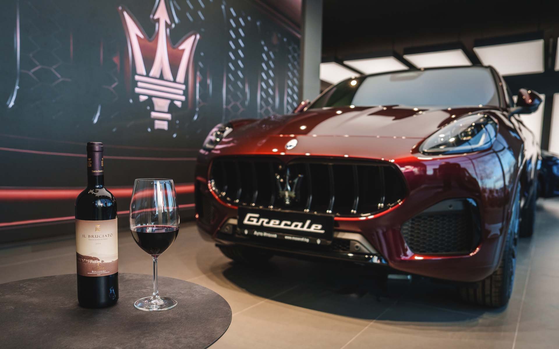 Maserati Grecale Tributo Il Bruciato и чаша наситено червено вино Il Bruciato