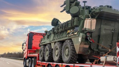 Първите пет бойни бронирани машини "Страйкър" пристигнаха на пристанище Бургас