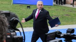 ЕС финансира Украйна с двустранни заеми в очакване Орбан да загуби изборите в Унгария