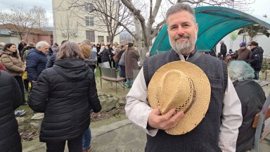 Протест в защита на разпопен свещеник оспори решението на митрополит и синода (снимки)