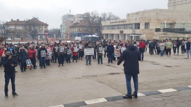 Бащата на Сияна организира протест в Червен бряг за загиналия в катастрофа бивш кмет (снимки)