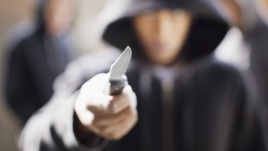Литовка намушка четирима с нож пред и в супермаркет във Варна