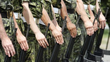 Канада намалява покупките на оръжие от САЩ, но увеличава военния си бюджет