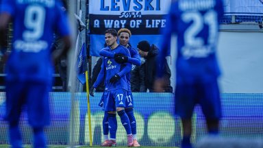 "Левски" отнесе слаб "Ботев" и продължава по план в първенството