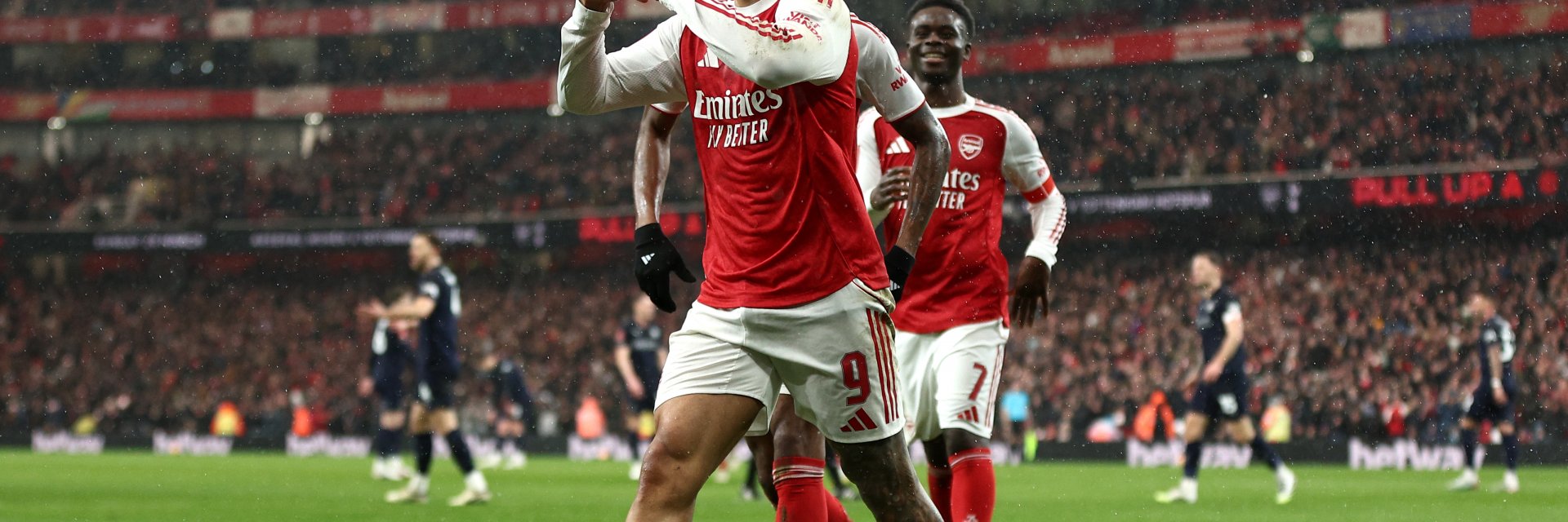 Четири гола за по-малко от половин час пратиха Арсенал напред за ФА Къп