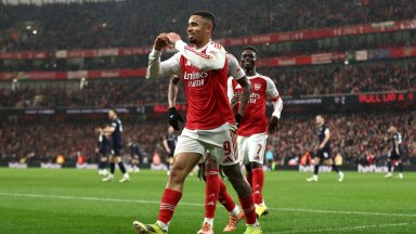 Четири гола за по-малко от половин час пратиха Арсенал напред за ФА Къп